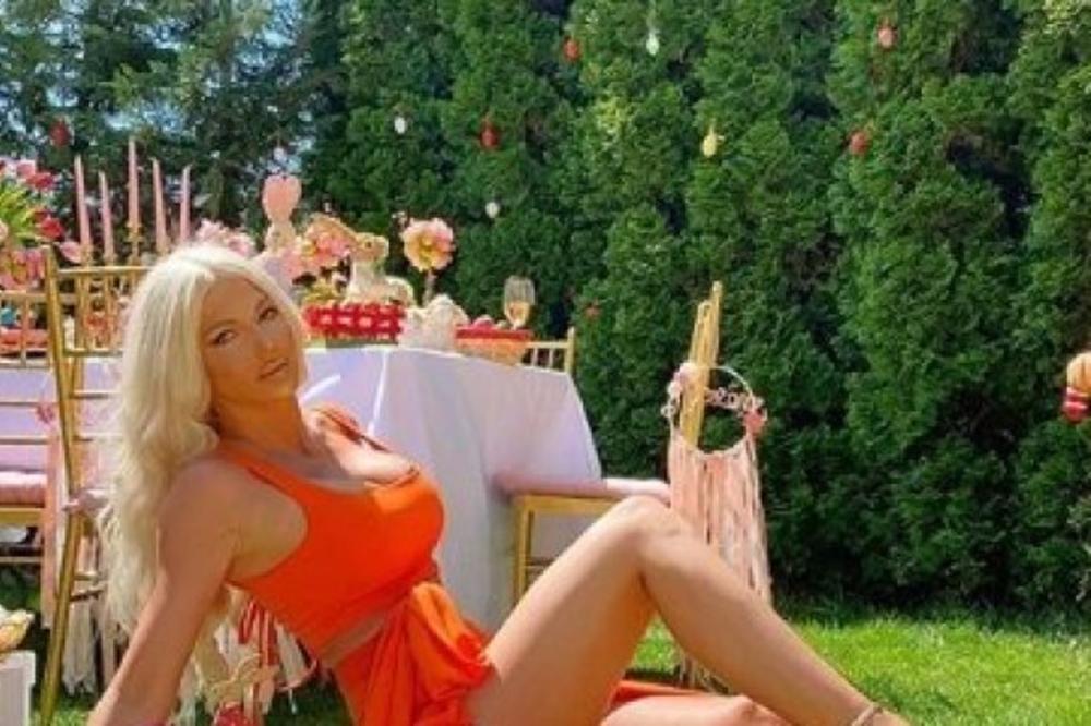 KARLEUŠA NA USKRS POKAZUJE GUZU I MEĐUNOŽJE! Važno da se slikala među jajima, a šta ispada iz haljine nije bitno?