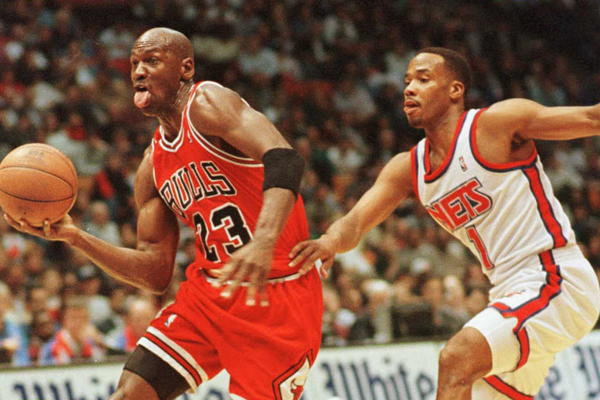 NEĆETE VEROVATI KOLIKO KOŠTA: Na aukciji prodata karta za debitantsku utakmicu Majkl Džordana, cena je neverovatna!