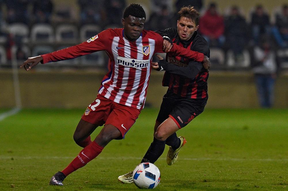 FUDBALER ATLETIKA DELI PLATE IZ SVOG DŽEPA: Gest vredan poštovanja u doba koronavirusa!