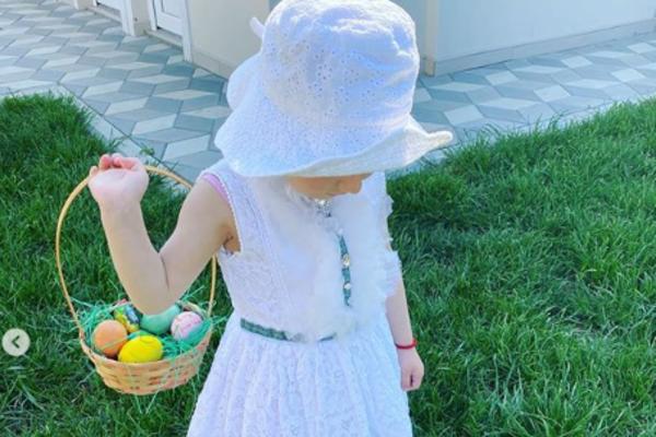 MALA HELENA JE USPELA DA POBEDI OPAKU BOLEST! Praznike je KONAČNO PROVELA KOD KUĆE, vidite samo TAJ OSMEH