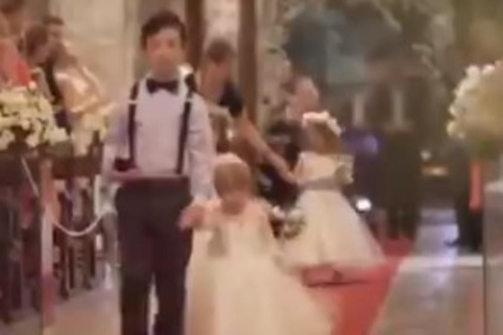 KAD SU OVI MALIŠANI UŠETALI, SVI SU PLAKALI: Na venčanju jedne doktroke dogodilo se nešto prelepo (VIDEO)