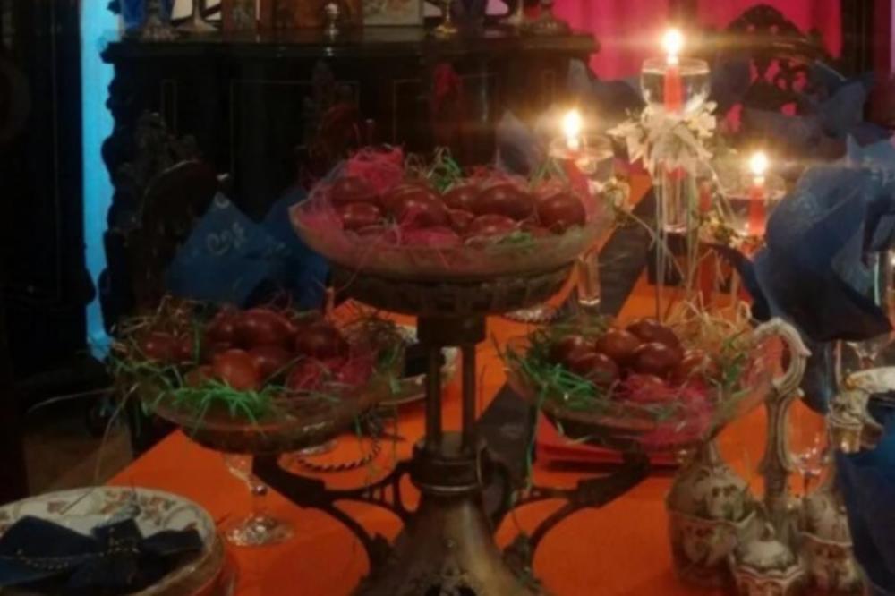 OVAKO SE PROSLAVIO USKRS U NAJSKUPLJOJ VILI NA DEDINJU: Masivni lusteri, posude od gvožđa... (FOTO)