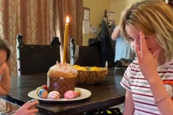 MILA JOVOVIĆ NA ĆIRILICI ČESTITALA USKRS, A ĆERKICE PRIČALE NA SRPSKOM: Tradicionalna proslava u domu velike zvezde