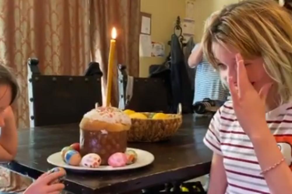 MILA JOVOVIĆ NA ĆIRILICI ČESTITALA USKRS, A ĆERKICE PRIČALE NA SRPSKOM: Tradicionalna proslava u domu velike zvezde