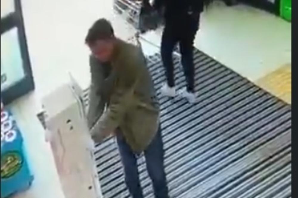 BALKAN SE ČUDI ONOME ŠTO JE ČOVEK URADIO NA ULAZU U TRŽNI CENTAR: Prišao dezinfekcionom sredstvu, a onda... (VIDEO)