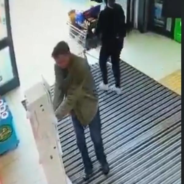 BALKAN SE ČUDI ONOME ŠTO JE ČOVEK URADIO NA ULAZU U TRŽNI CENTAR: Prišao dezinfekcionom sredstvu, a onda... (VIDEO)