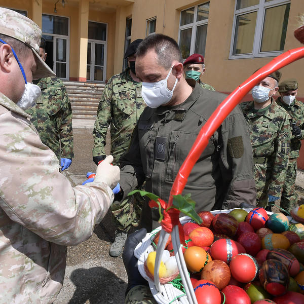 VULIN ODMERIO SNAGU SA ČERNIŠOVIM U KUCANJU JAJIMA: Svima je za oko zapao JEDAN DETALJ