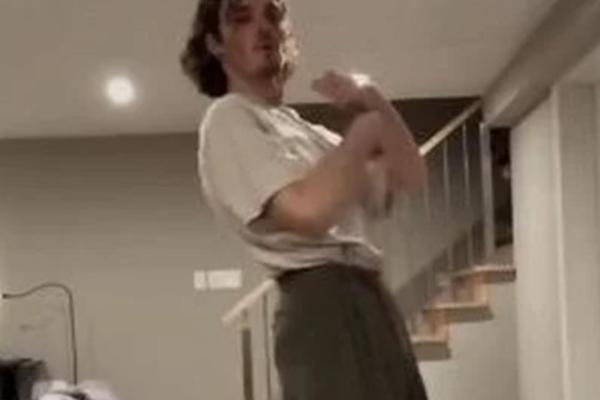 PLESAO JE SAM U STANU, SVE JE PRESTRAVIO DETALJ IZA NJEGA: Šta se ono pojavilo na stepenicama??? (VIDEO)