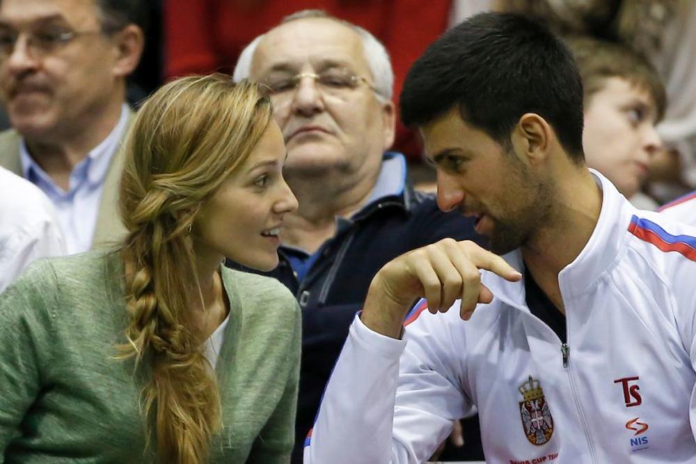 IZBLEDELA FOTOGRAFIJA SA TAVANA: Jelena Đoković grli dragog, a oko njih 1001 RUŽA!