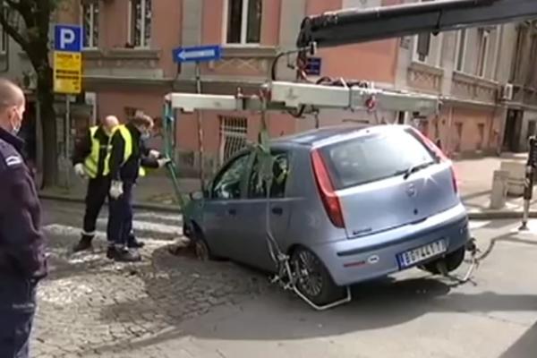 U samom centru Beograda AUTO PROPAO U RUPU: Ljudi nisu verovali SVOJIM OČIMA (FOTO)