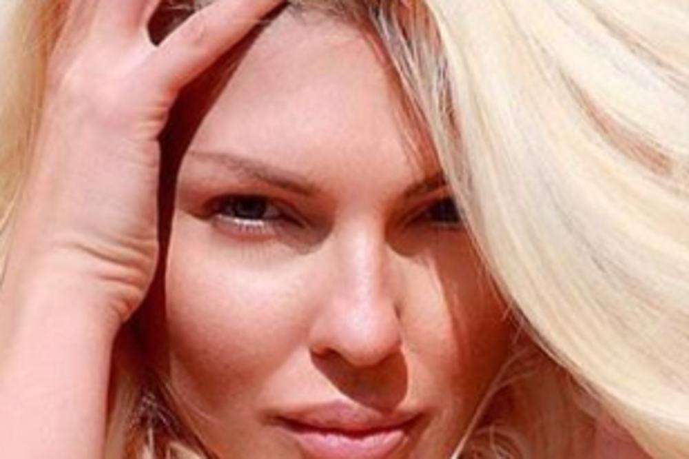 KARLEUŠA OBUKLA NEŠTO ŠTO BI MALO KO SMEO, IZVIRILA JOJ GUZA, GRUDI ISPADAJU IZ DEKOLTEA! Minić se SAM PODIŽE