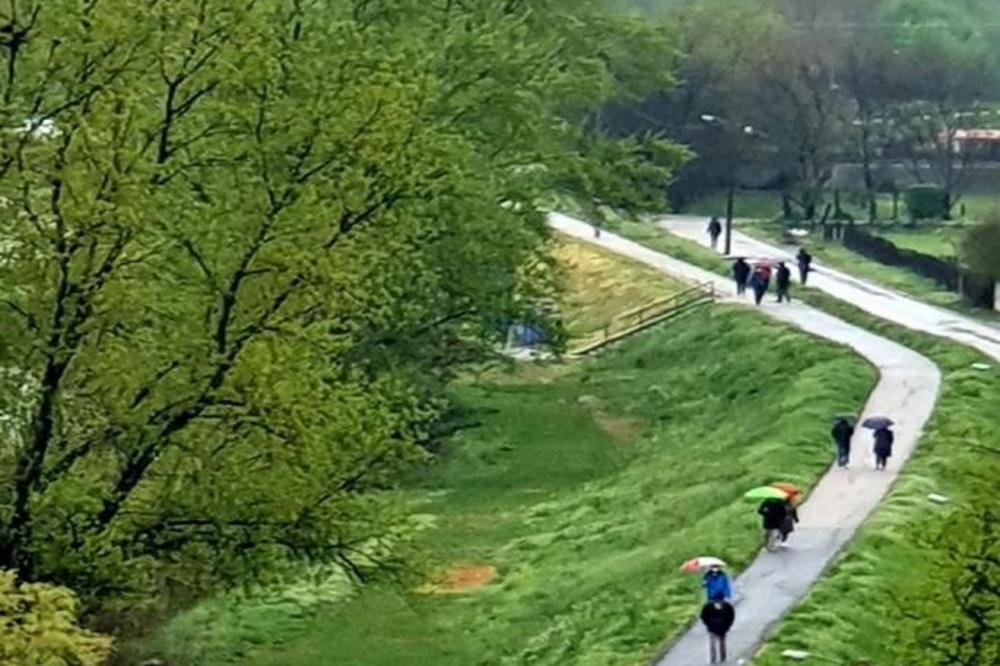 PENZIONERI ŠETAJU SRBIJOM: Ovako je izgledalo šetalište pored Morave u 18 časova (FOTO)