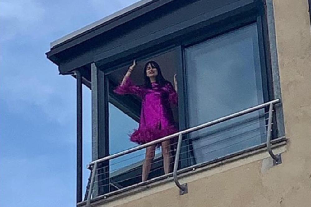 ZA NJU JE VREME STALO: Pevačica izgleda isto već 10 godina, a novom fotokom pokazala KAKVA JE BOMBA!