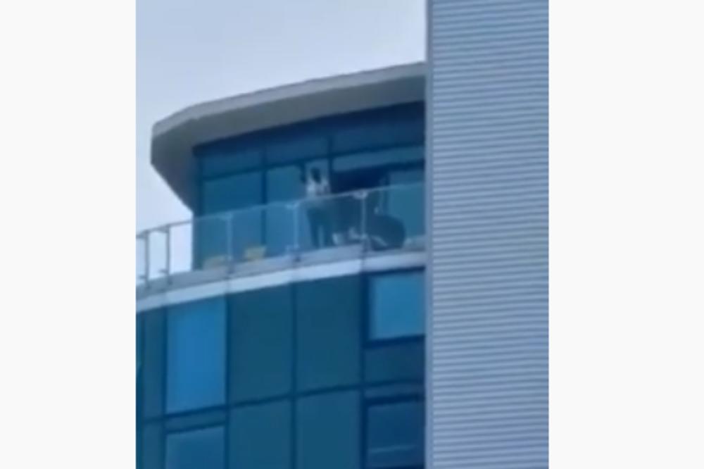 ŠOKANTAN SNIMAK: Čovek je na terasi, ima oružje, niko ne sme tuda da prođe! (VIDEO)