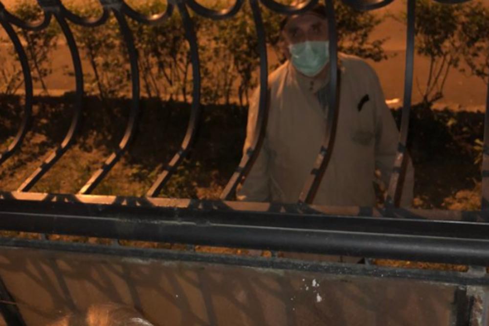 OVA FOTOGRAFIJA NAJBOLJE POKAZUJE BOL KOJU NAM JE KORONA NANELA: Deka mesec dana nije video unuka, a sada...