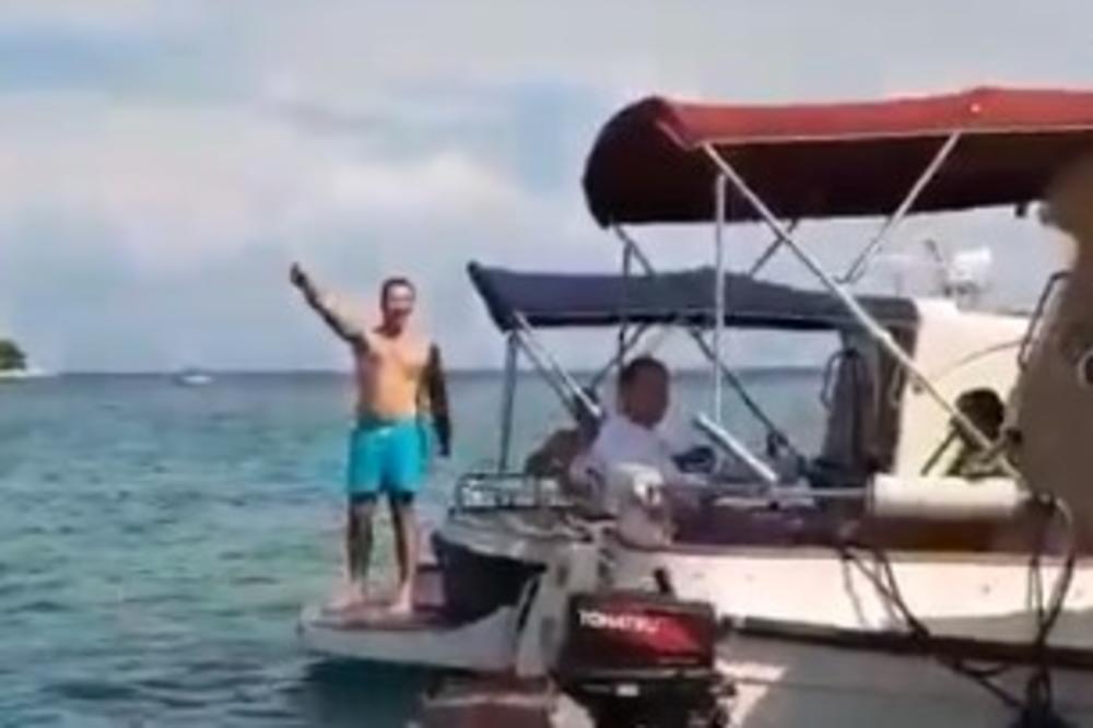 E, OVO SE ZOVE UŽIVANJE: Hrvati se vesele na moru, a jedan detalj na snimku će vas slatko nasmejati! (VIDEO)