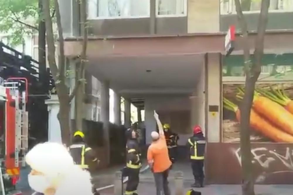 U JEDNOJ BEOGRADSKOJ ULICI DANAS JE BUKNUO POŽAR: Vatrogasci su morali brzo da reaguju (VIDEO)