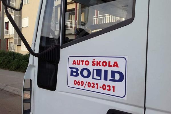 KREATIVNOST SRBA NE POZNAJE GRANICE: Da li biste se vi upisali u ovu auto školu? (FOTO)