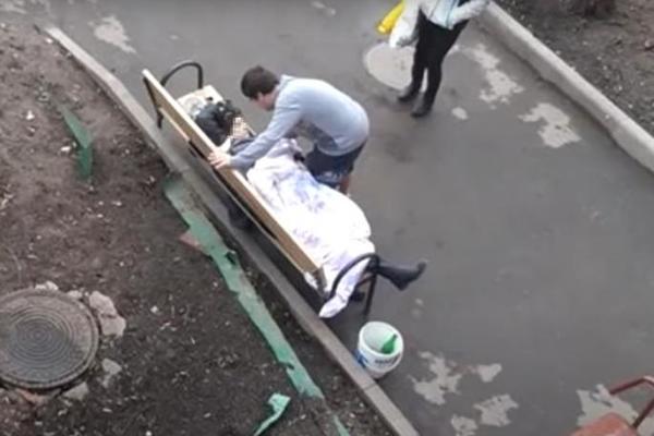 JELENI SU REKLI DA IDE IZ BOLNICE JER NEMA KORONU: Umrla je ispred zgrade, snimak gledajte na svoju odgovornost