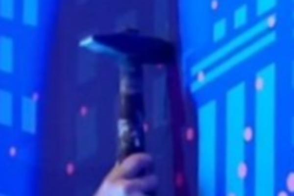 NAŠA PEVAČICA ULETELA U STUDIO SA ČEKIĆEM I POČELA DA LUPA SCENOGRAFIJU! Voditelj u šoku je molio da prestane