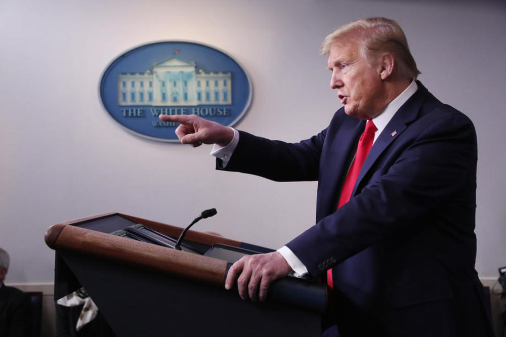 TRAMP UPERIO PRSTOM U KINU: Samo 2 države mogu da stoje iza hakerskih napada, ali Putina ne sme ni da pomene!