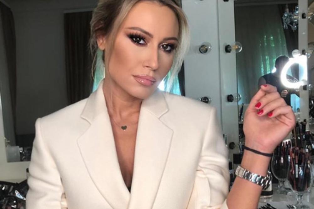 SRČKA! Voditeljka Dajana izazovno pozirala, noge i se*si čarape u prvom planu! Ovako visoke štikle niste videli!