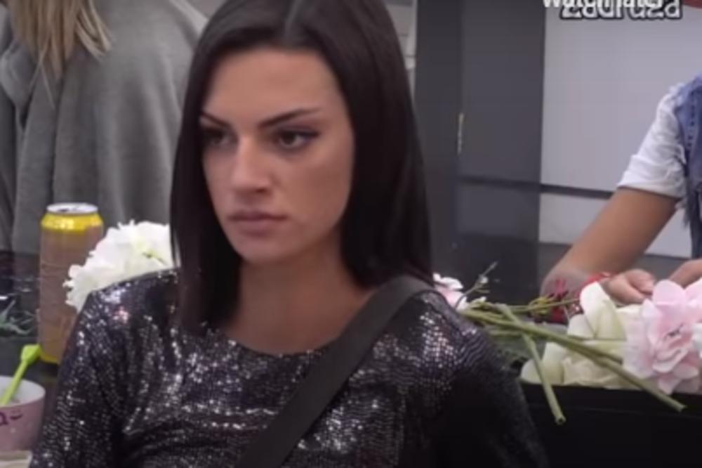 ISPLIVALE EKSPLICITNE FOTKE MATEJE I VEŠTICE: Tara na ivici nervnog sloma, poručila: NAJBIJEM JE NA KU***!