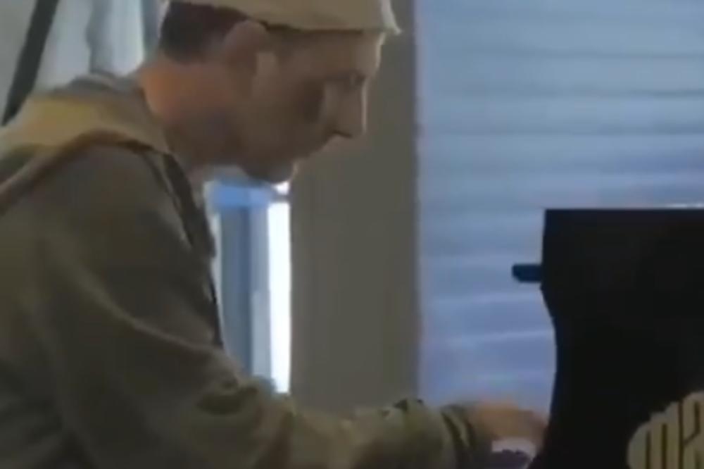 ODRPANI BESKUĆNIK JE SEO ZA KLAVIR U TRŽNOM CENTRU: A onda su svi zastali i samo gledali (VIDEO)