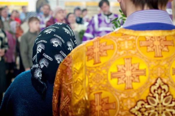 NA LITURGIJI SU SVI GLEDALI U MARAMU OVE BAKE! Neko se baš NAŠALIO sa staricom! (FOTO)