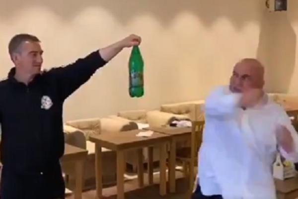 ŠTA OVO RADI PALMA? Odvrnuo narodnjake, pa navalio na flašu! Lider JS pokazao svoje borilačko umeće! (VIDEO)