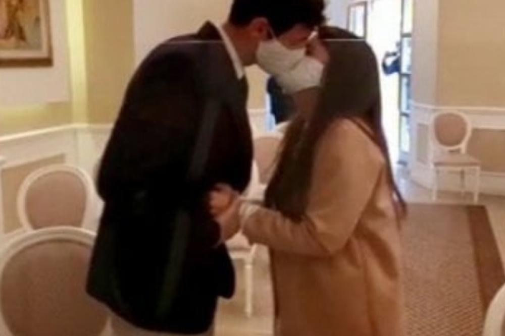 GOSTI NA SKAJPU, SVADBA POD MASKAMA: Da li je ovo najčudnije venčanje koje ste ikada videli?