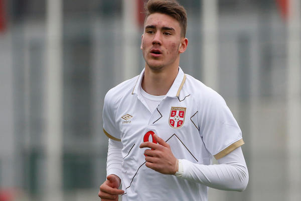 ON JE JEDAN OD NAJBOGATIJIH SRBA, REČ JE O MILIONIMA: Šuška se da je u vezi sa našom vatrenom pevačicom, OGLASIO SE