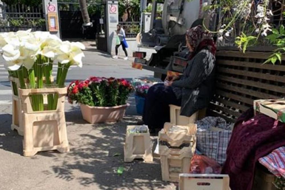 AKO VIDITE OVU BAKU NA ULICI, KUPITE CVEĆE OD NJE! Danas je pojela samo pola hleba, A TAKO JOJ JE DANIMA! (FOTO)