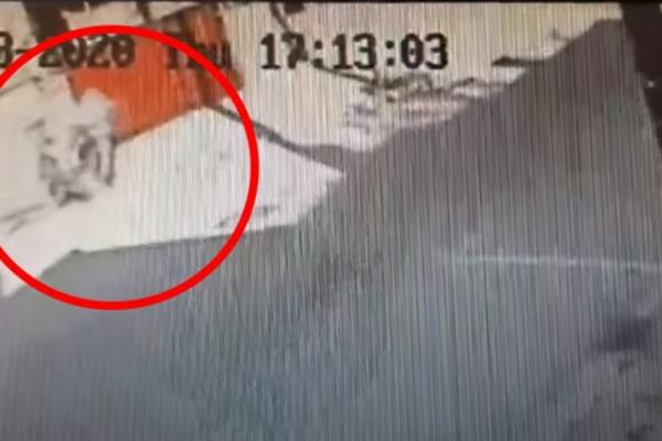 2 MOMKA U VRANJU USRED BELA DANA NAPALI ŽENU! Ona im se ŽESTOKO suprotstavila, KAMERE SU SVE SNIMILE (VIDEO)