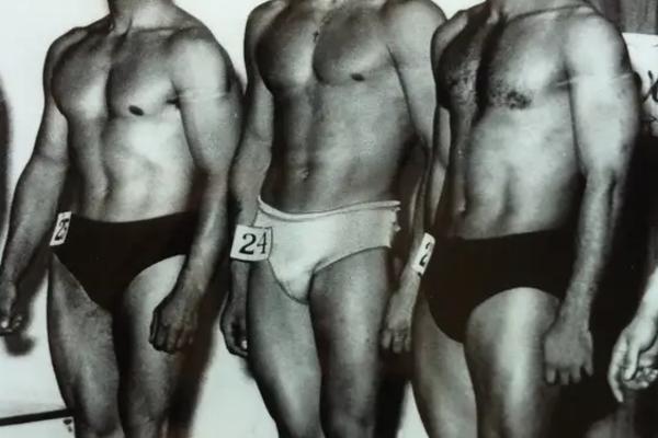 PREPOZNAJETE LI OVOG U SREDINI? Žene su odmah primetile budžu u gaćama! Danas je legenda svetske glume (FOTO)