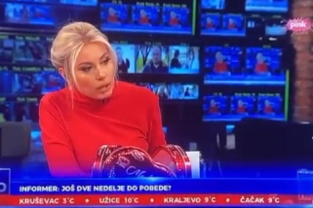 BLAGO SARAPI! VODITELJKA DOŠLA ZAKOPČANA DO GRLA NA SNIMANJE: Ubrzo su njen šlic i negliže privukli veću pažnju!