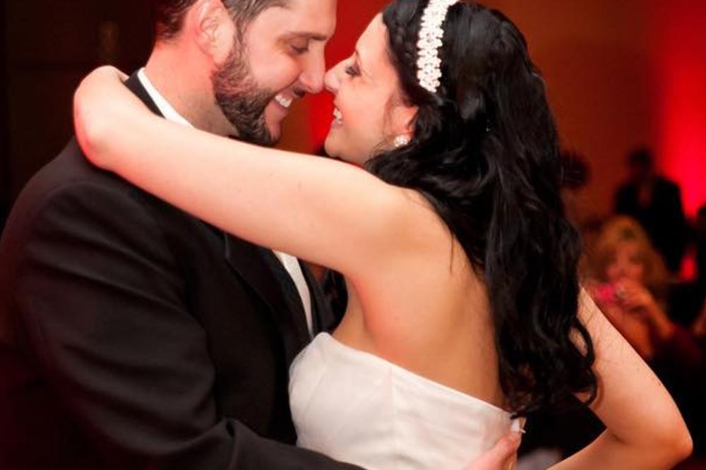 NJEN SUPRUG UMRO JE SAM U BOLNICI OD KORONE: Na njegovom telefonu je ugledala nešto što je ZALEDILO!