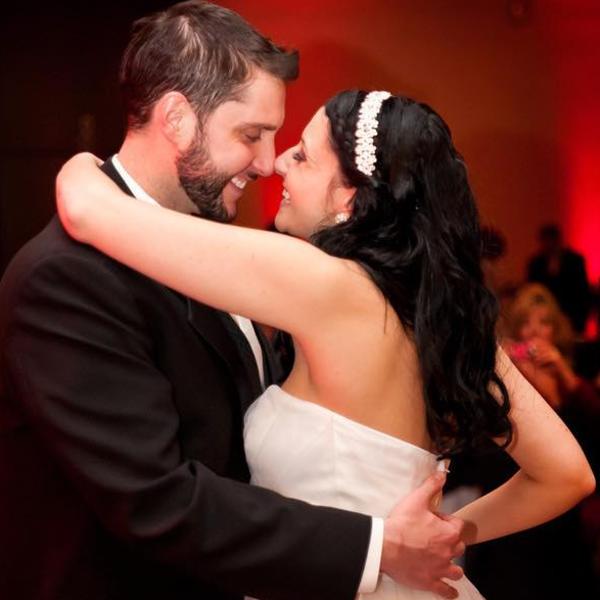 NJEN SUPRUG UMRO JE SAM U BOLNICI OD KORONE: Na njegovom telefonu je ugledala nešto što je ZALEDILO!