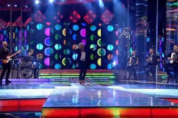 SNALAZILA SE KAKO JE ZNALA I UMELA! Ni mesec dana posle porođaja nosila bebu na nastupe: DETE SPAVALO U KOLIMA!