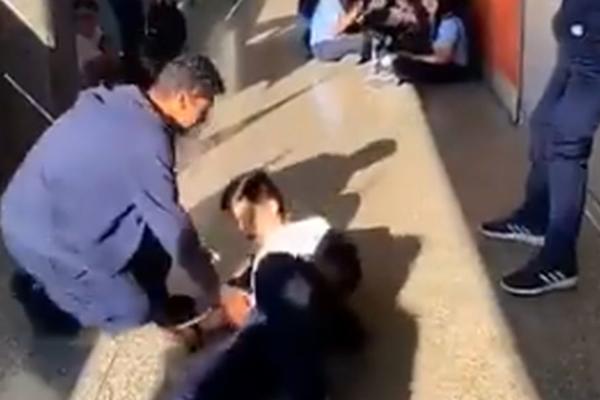 NIJE SMEŠNO, NEGO BOLESNO: Među decom se šire MORBIDNI TRENDOVI na društvenim mrežama! Mogu da NASTRADAJU! (VIDEO)