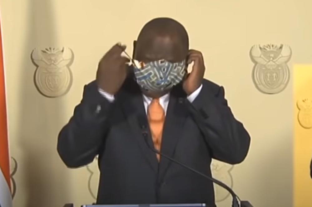 OVAJ PREDSEDNIK JE POBEDIO UNIVERZUM: Samo pogledajte šta radi sa zaštitnom maskom! (VIDEO)