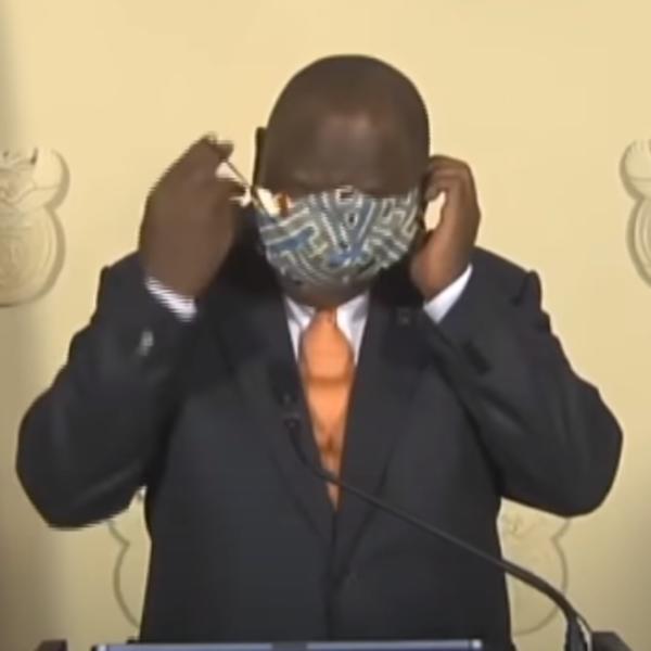 OVAJ PREDSEDNIK JE POBEDIO UNIVERZUM: Samo pogledajte šta radi sa zaštitnom maskom! (VIDEO)