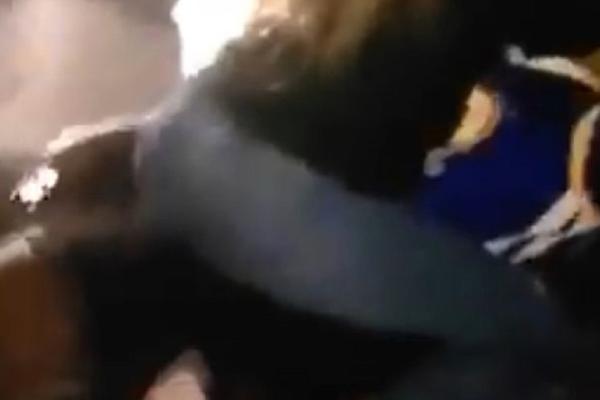 POJAVIO SE SNIMAK ORGIJANJA U STANU FUDBALERA EVERTONA: Striptizete se trljale o njega i njegove drugare celu noć!