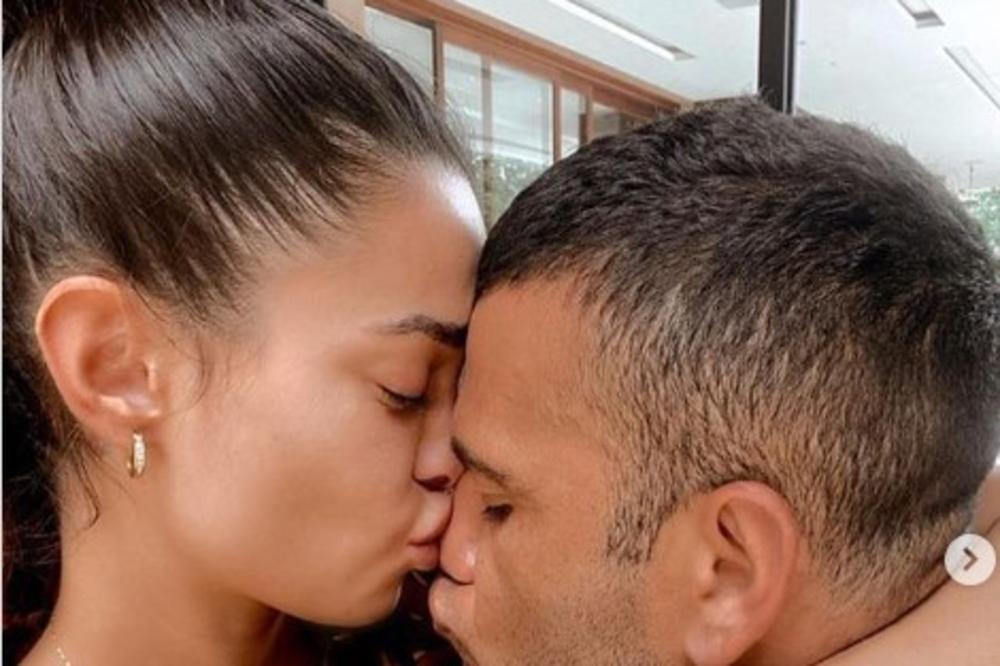 SKROZ GOLA I SAMO U ČARAPAMA: Kada vidite kako je čuveni fudbaler slikao suprugu neće vam biti dobro! (FOTO)