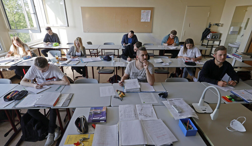 Učenici u školi/Ilustracija