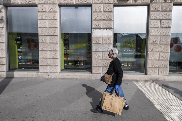 DOŠLI DA PROVERE ŽENU (61) U SAMOIZOLACIJI: Kada su shvatili šta je radila, odmah su je tužili!