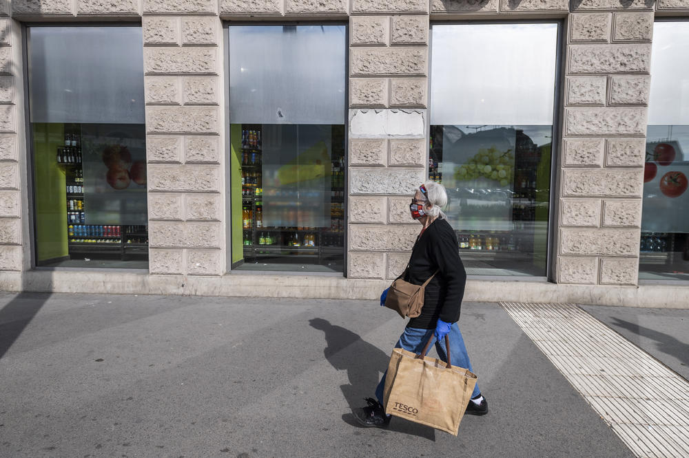 DOŠLI DA PROVERE ŽENU (61) U SAMOIZOLACIJI: Kada su shvatili šta je radila, odmah su je tužili!
