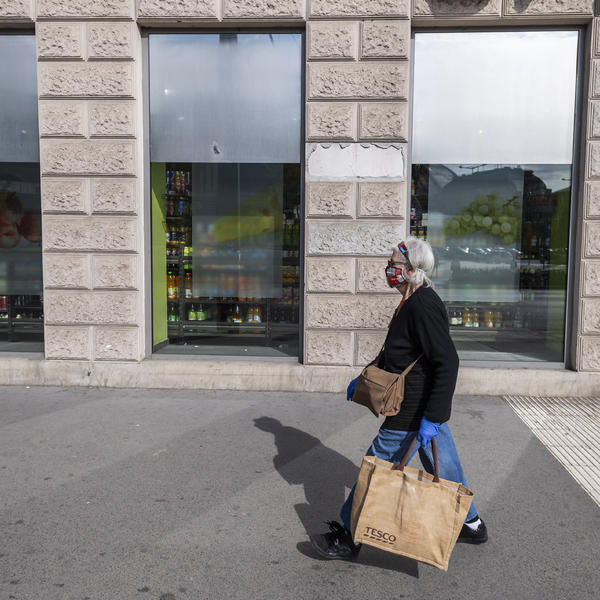 DOŠLI DA PROVERE ŽENU (61) U SAMOIZOLACIJI: Kada su shvatili šta je radila, odmah su je tužili!