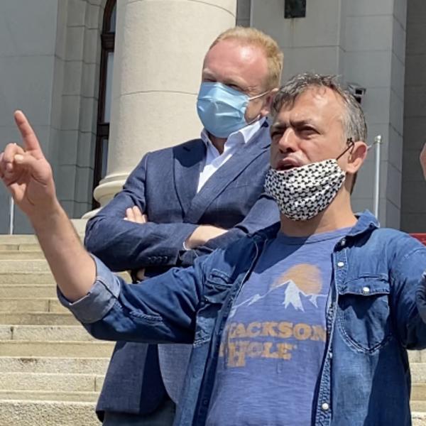 SERGEJA TRIFUNOVIĆA JURILI KAIŠEVIMA DA GA BIJU?! Ludilo na protestu ispred Skupštine!