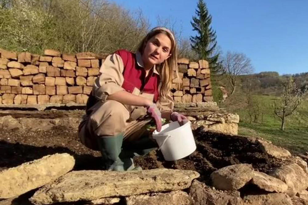NAŠA GLUMICA ŽIVI U KONTEJNERU ODKAKO JE OSTALA BEZ KROVA NAD GLAVOM: U dvorištu sadi povrće kako bi se prehranila!